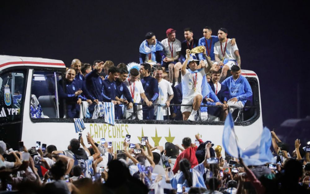 Leo Messi 'driblează' și cabluri! Starurile Argentinei, aproape să cadă de pe autocarul descoperit! Imagini virale _3
