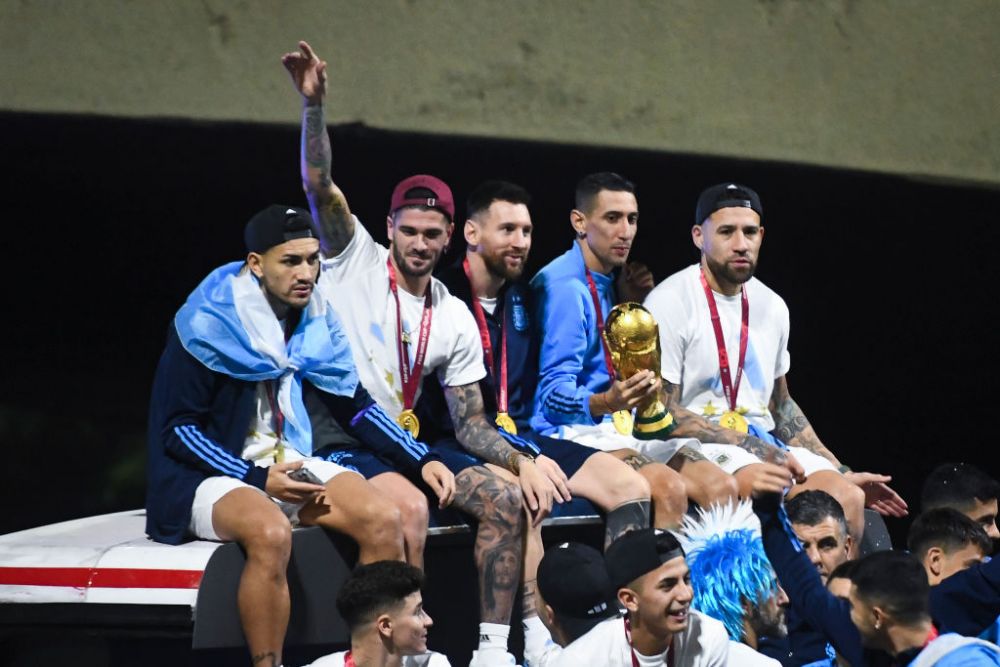 Leo Messi 'driblează' și cabluri! Starurile Argentinei, aproape să cadă de pe autocarul descoperit! Imagini virale _4