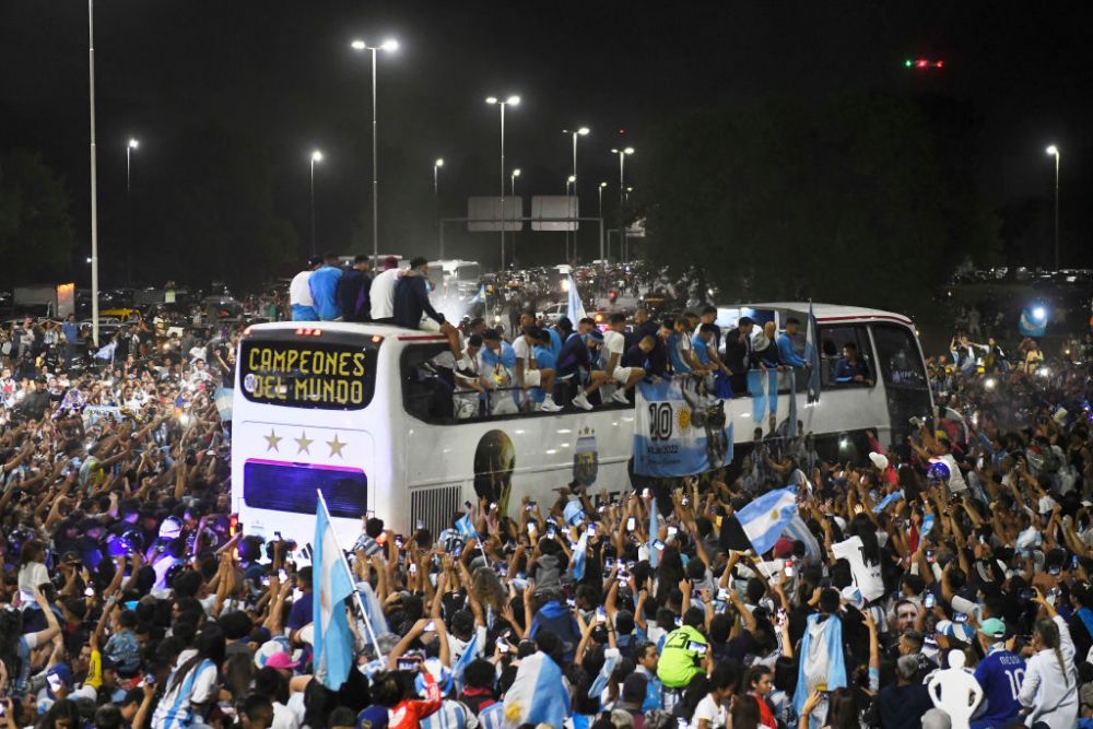 Leo Messi 'driblează' și cabluri! Starurile Argentinei, aproape să cadă de pe autocarul descoperit! Imagini virale _6