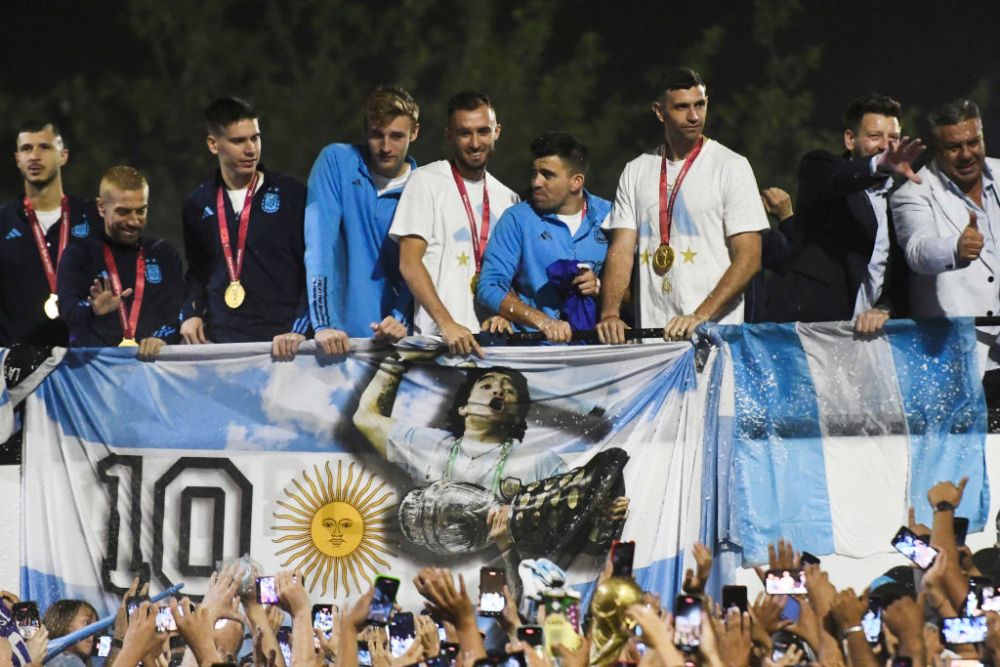 Leo Messi 'driblează' și cabluri! Starurile Argentinei, aproape să cadă de pe autocarul descoperit! Imagini virale _7