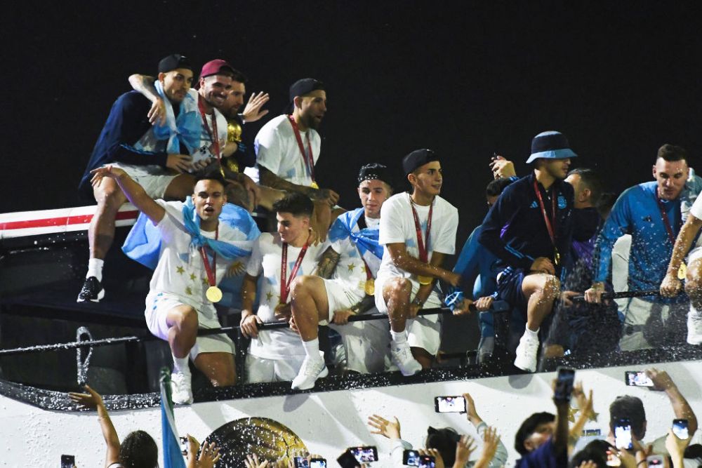 Leo Messi 'driblează' și cabluri! Starurile Argentinei, aproape să cadă de pe autocarul descoperit! Imagini virale _9