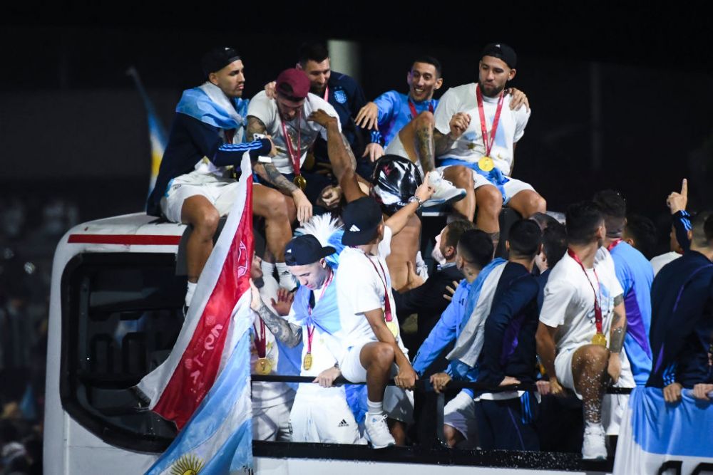 Leo Messi 'driblează' și cabluri! Starurile Argentinei, aproape să cadă de pe autocarul descoperit! Imagini virale _10