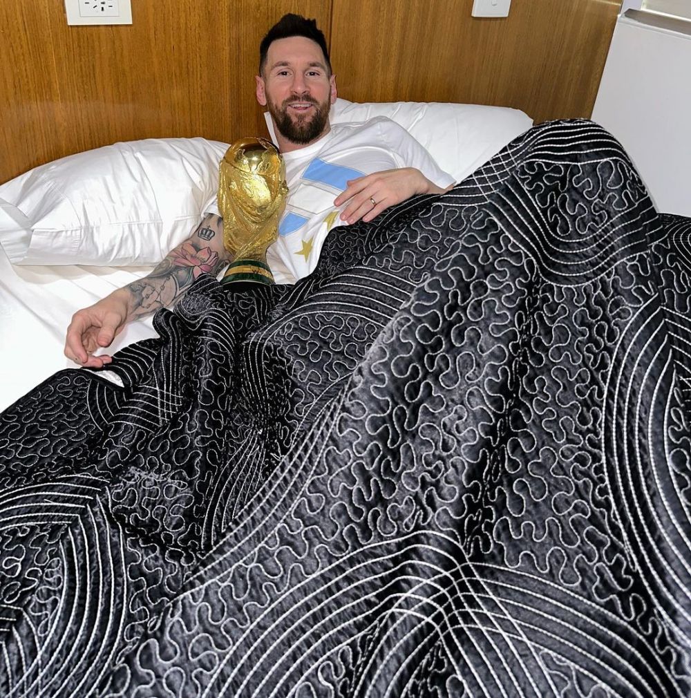 "L-ai mai lăsat jos vreun moment de duminică?". Reacțiile inedite la imaginile postate de Messi, în pat cu trofeul mondial _2