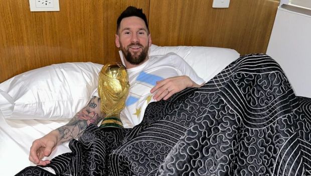 
	&quot;L-ai mai lăsat jos vreun moment de duminică?&quot;. Reacțiile inedite la imaginile postate de Messi, în pat cu trofeul mondial&nbsp;
