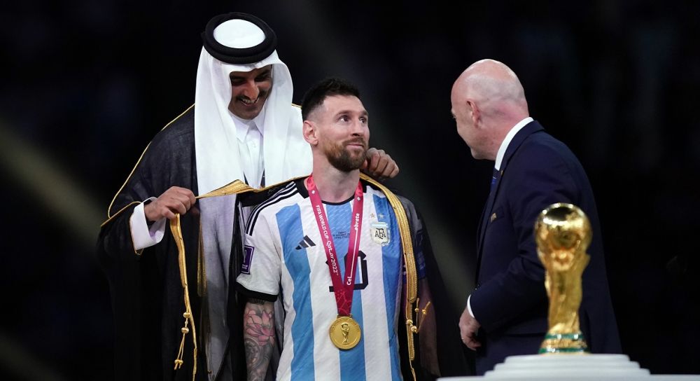 "Cine știe câte milioane a însemnat gestul ăsta?". O nouă teorie după ce Messi a acceptat mantia din Qatar_14