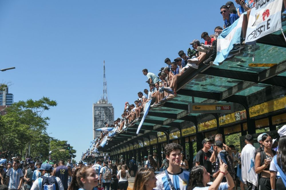 Nebunie în Buenos Aires! Lionel Messi și ceilalți campioni mondiali, sărbătoriți pe străzi_2