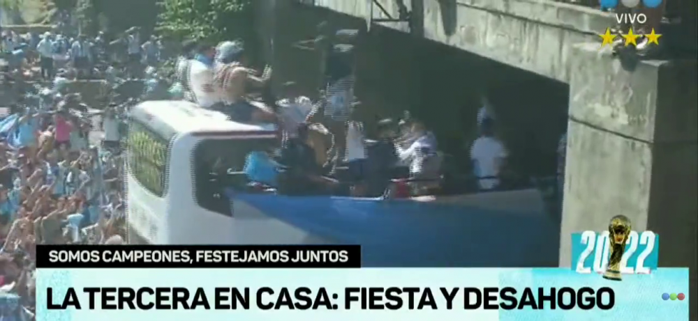 Parada Argentinei, abandonată! Fanii au încercat să ajungă în autocar sărind de pe un pod. Jucătorii, evacuați cu elicoptere_1