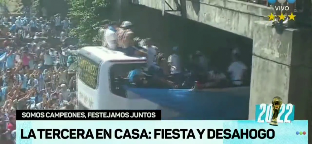 Parada Argentinei, abandonată! Fanii au încercat să ajungă în autocar sărind de pe un pod. Jucătorii, evacuați cu elicoptere_2