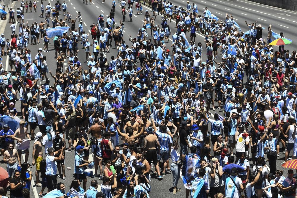 Parada Argentinei, abandonată! Fanii au încercat să ajungă în autocar sărind de pe un pod. Jucătorii, evacuați cu elicoptere_9