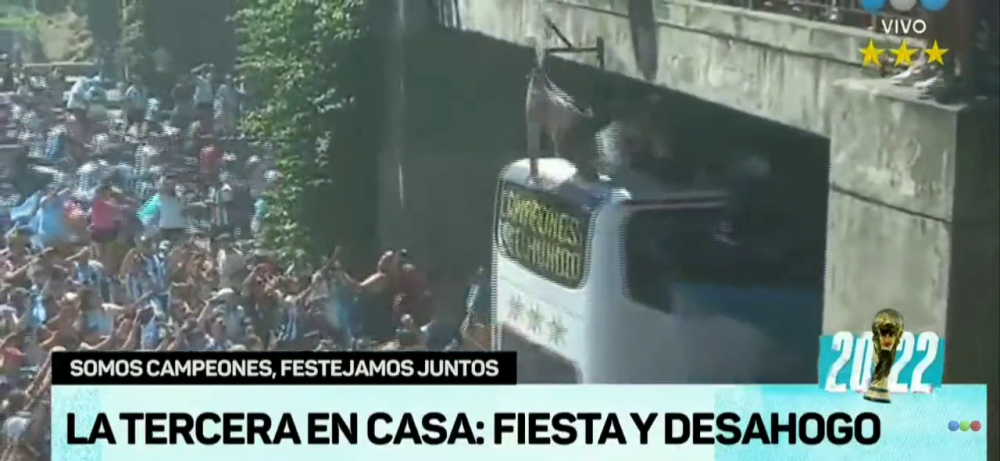 Parada Argentinei, abandonată! Fanii au încercat să ajungă în autocar sărind de pe un pod. Jucătorii, evacuați cu elicoptere_3