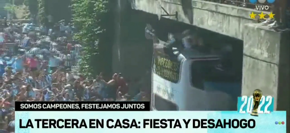 Parada Argentinei, abandonată! Fanii au încercat să ajungă în autocar sărind de pe un pod. Jucătorii, evacuați cu elicoptere_4