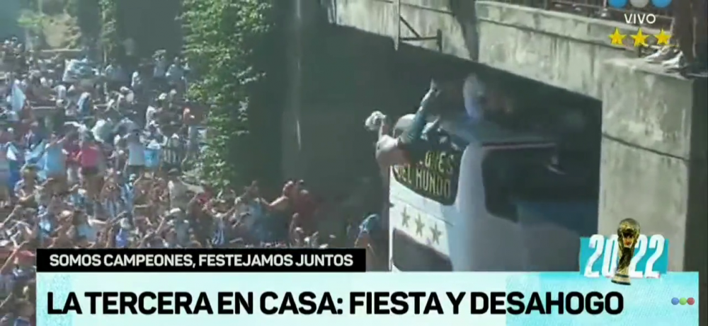 Parada Argentinei, abandonată! Fanii au încercat să ajungă în autocar sărind de pe un pod. Jucătorii, evacuați cu elicoptere_5