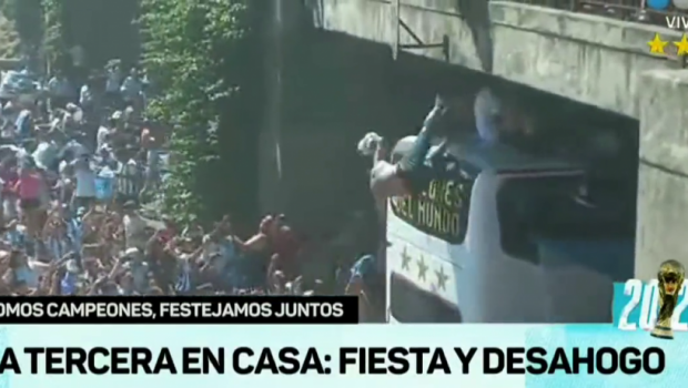 
	Parada Argentinei, abandonată! Fanii au încercat să ajungă în autocar sărind de pe un pod. Jucătorii, evacuați cu elicoptere
