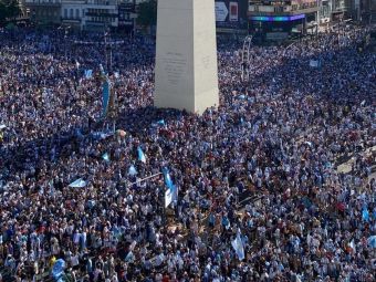 Dezastru în Argentina la defilarea lui Lionel Messi &amp; Co.: polițiști răniți și suporteri arestați după ce au aruncat cu pietre și sticle