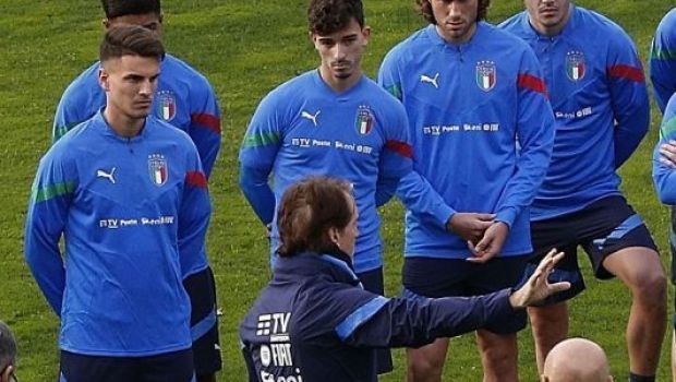 
	Românul Daniel Boloca a jucat primul meci-test pentru naționala Italiei în această dimineață! Imaginile alături de selecționerul Roberto Mancini
