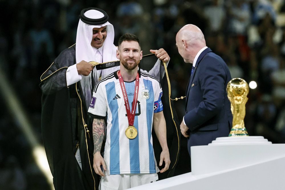 Bisht, mantia îmbrăcată de Messi la decernarea trofeului Campionatului Mondial, face furori printre argentinieni_1