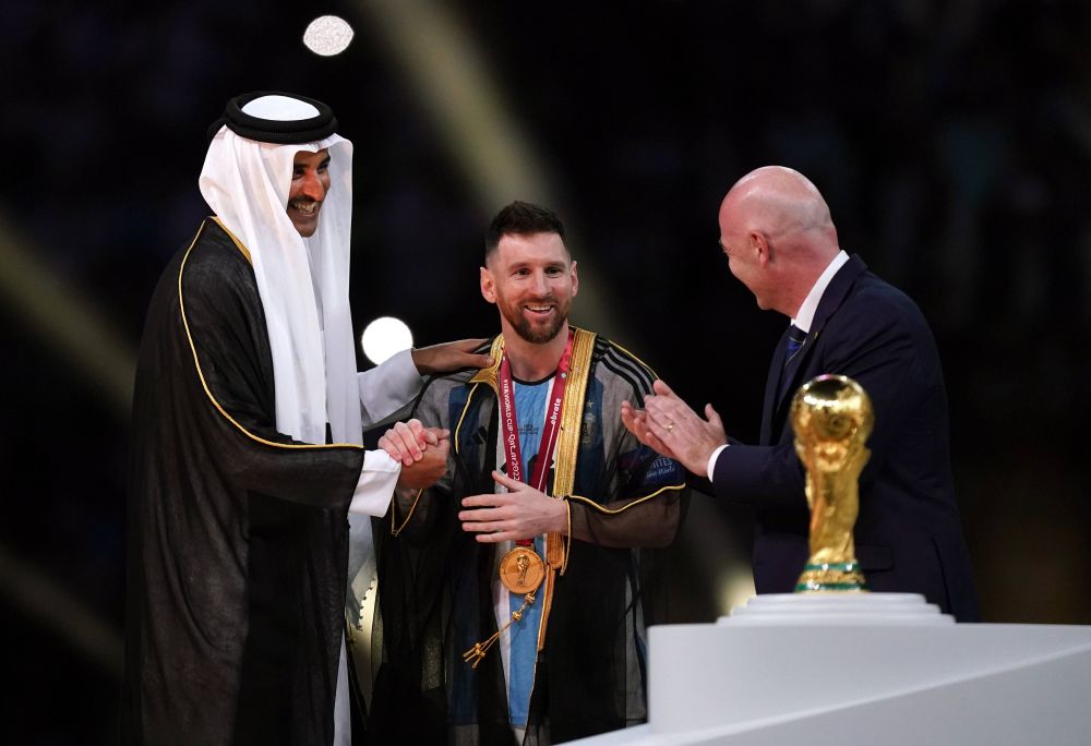 Bisht, mantia îmbrăcată de Messi la decernarea trofeului Campionatului Mondial, face furori printre argentinieni_2