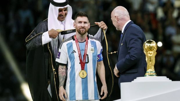 
	Bisht, mantia îmbrăcată de Messi la decernarea trofeului Campionatului Mondial, face furori printre argentinieni

