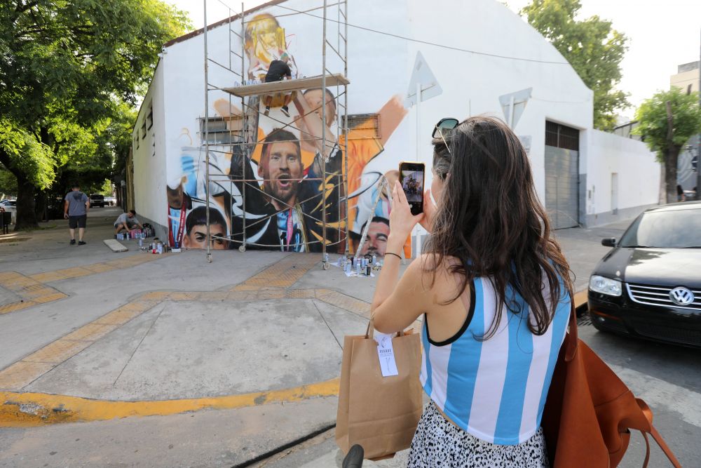 Imagini spectaculoase din Buenos Aires! A apărut prima pictură murală a lui Leo Messi cu Cupa Mondială _3