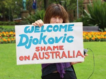 
	Ediția trecută l-au trimis acasă, acum îi pun covorul roșu lui Djokovic. &quot;Îi urăm bun venit în Australia!&quot;
