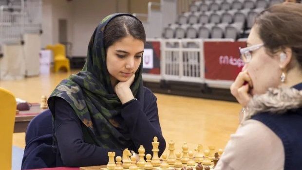 Șah mat! O jucătoare din Iran a concurat la Campionatele Mondiale fără hijab