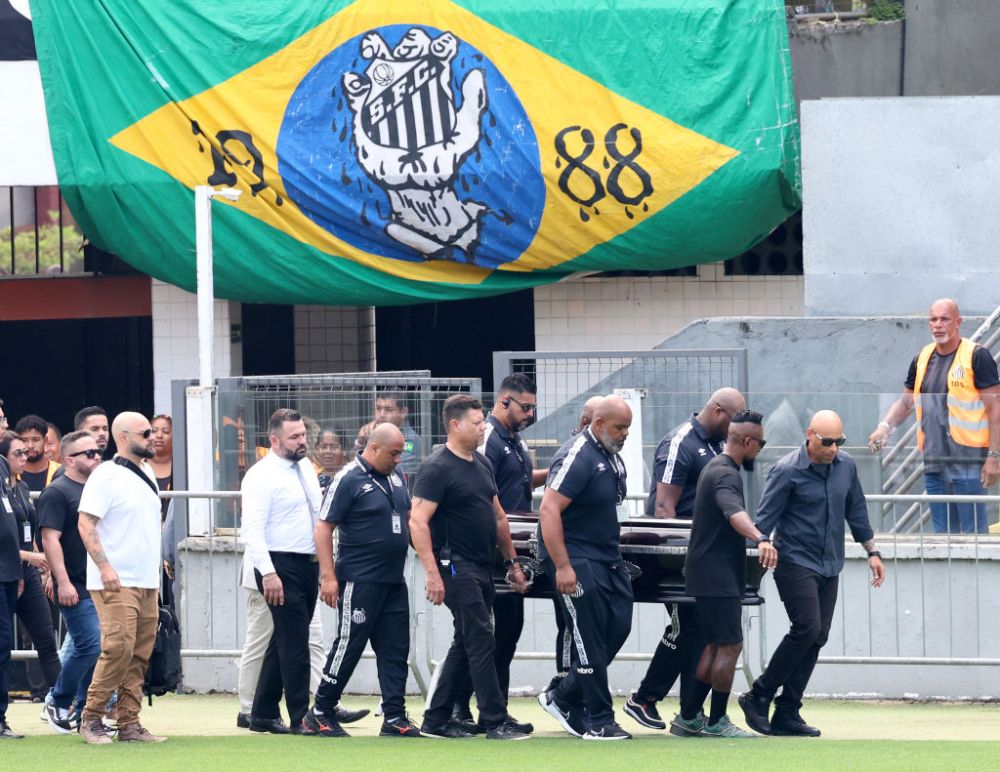 „Trăiască regele!” Imagini impresionante de la priveghiul lui Pele! Sicriul legendei braziliene a fost depus pe stadionul lui Santos_13