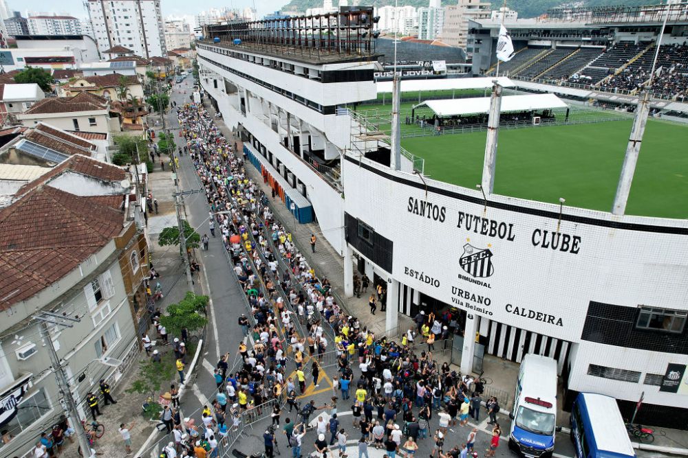 „Trăiască regele!” Imagini impresionante de la priveghiul lui Pele! Sicriul legendei braziliene a fost depus pe stadionul lui Santos_14
