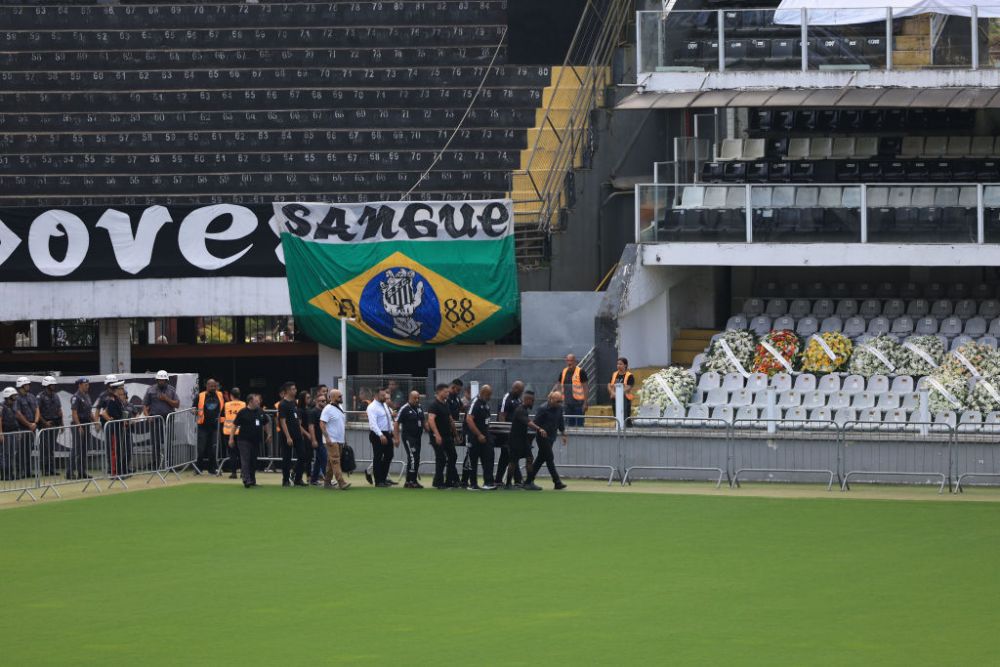 „Trăiască regele!” Imagini impresionante de la priveghiul lui Pele! Sicriul legendei braziliene a fost depus pe stadionul lui Santos_6