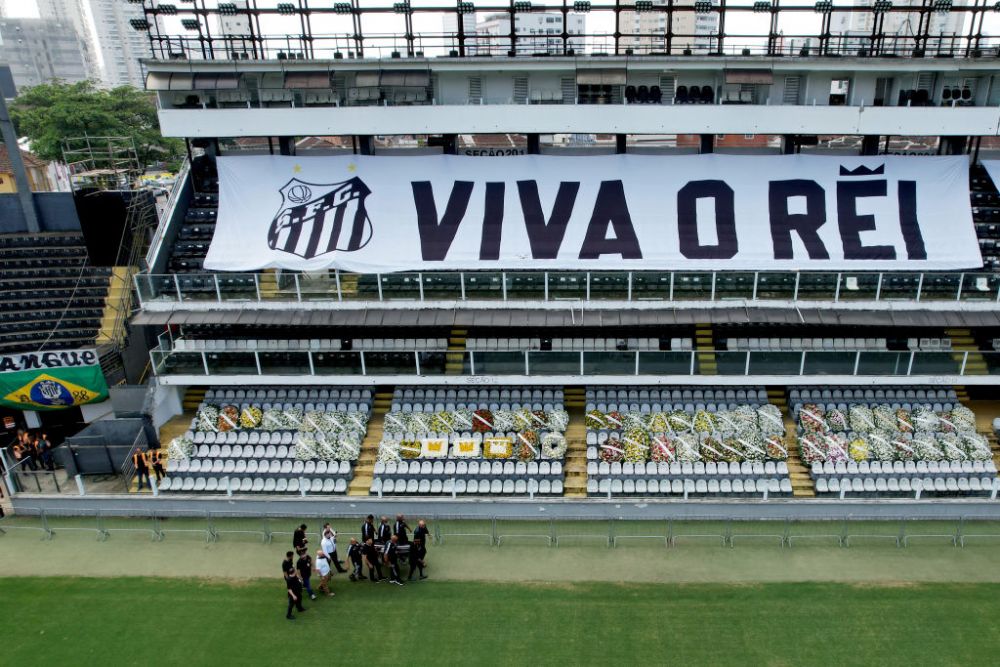 „Trăiască regele!” Imagini impresionante de la priveghiul lui Pele! Sicriul legendei braziliene a fost depus pe stadionul lui Santos_9