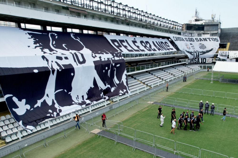 „Trăiască regele!” Imagini impresionante de la priveghiul lui Pele! Sicriul legendei braziliene a fost depus pe stadionul lui Santos_10