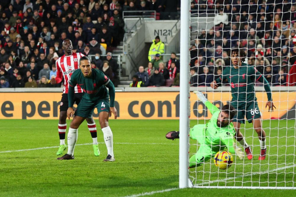 Virgil van Dijk, schimbat la pauză în Brentford - Liverpool 3-1. Reacții directe din fața fanilor: "A atins nivelul cel mai scăzut"_1