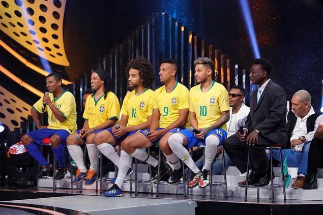 Imagini incredibile! Sosia lui Pele i-a adus un ultim omagiu lengendei fotbalului mondial_12