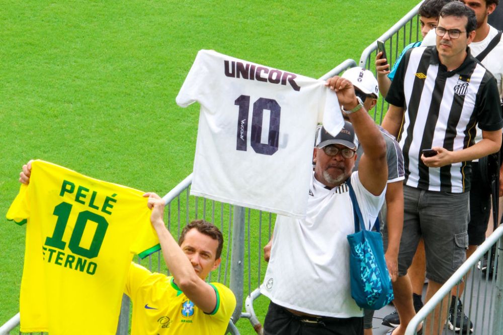 Imagini incredibile! Sosia lui Pele i-a adus un ultim omagiu lengendei fotbalului mondial_13