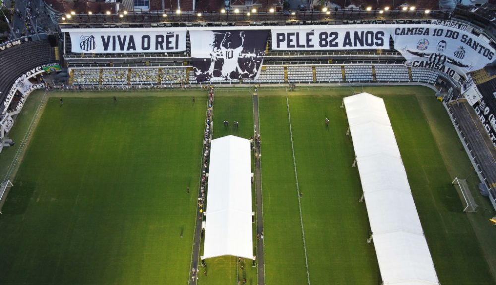 Imagini incredibile! Sosia lui Pele i-a adus un ultim omagiu lengendei fotbalului mondial_14