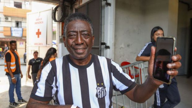 
	Imagini incredibile! Sosia lui Pele i-a adus un ultim omagiu lengendei fotbalului mondial
