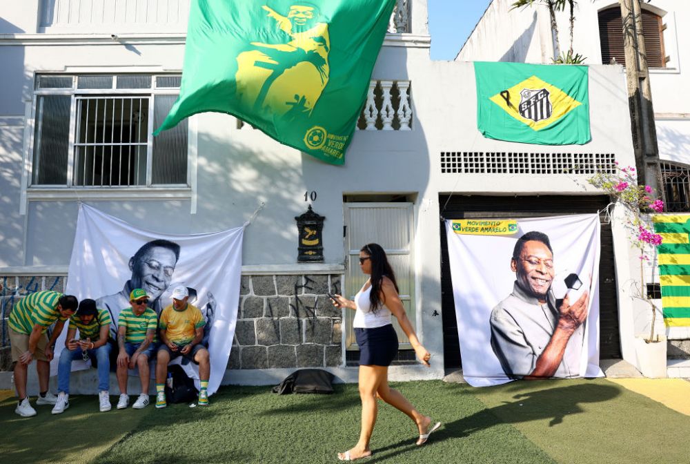 Imagini incredibile! Sosia lui Pele i-a adus un ultim omagiu lengendei fotbalului mondial_22