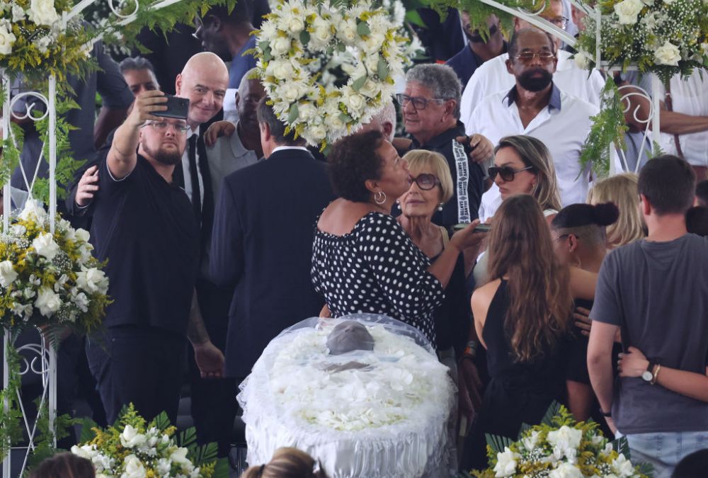 Brazilienii plângeau lângă sicriul lui Pele, Gianni Infantino zâmbea și făcea selfie-uri! Momentul care a scandalizat planeta + explicația președintelui FIFA: „Am fost onorat!” _1