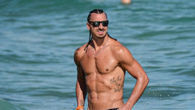 
	Sigur are 41 de ani?! Zlatan și-a etalat fizicul perfect la plajă, dar și un nou look&nbsp;
