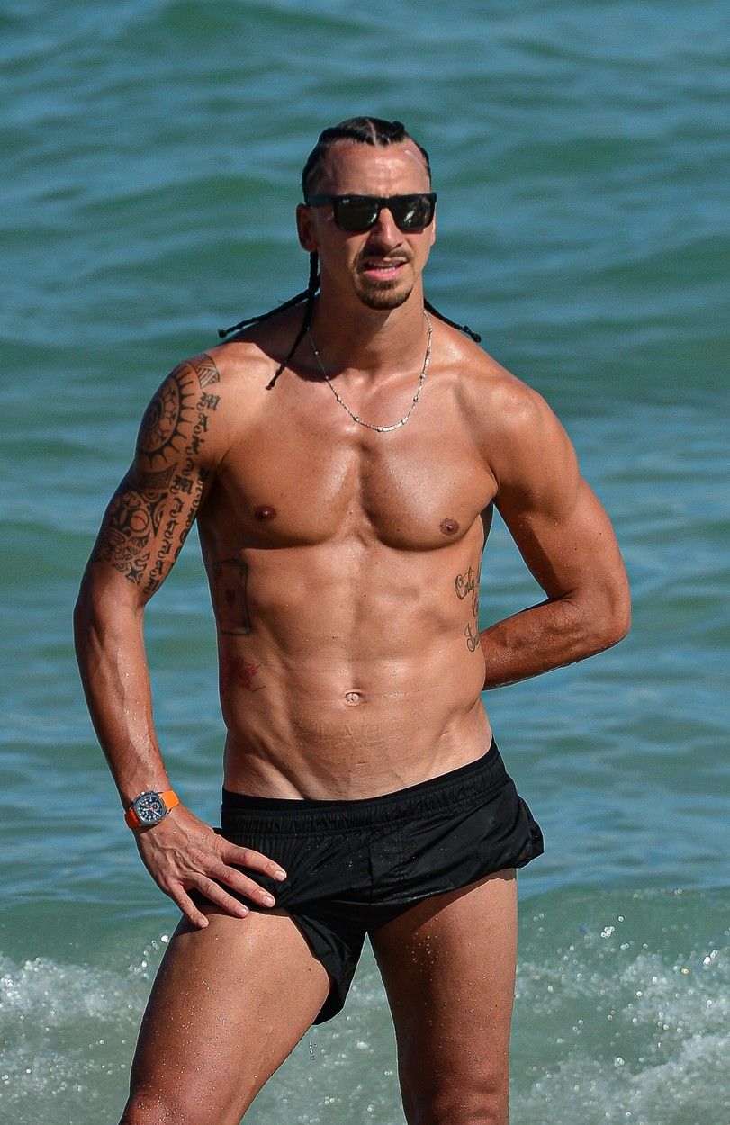 Sigur are 41 de ani?! Zlatan și-a etalat fizicul perfect la plajă, dar și un nou look _7