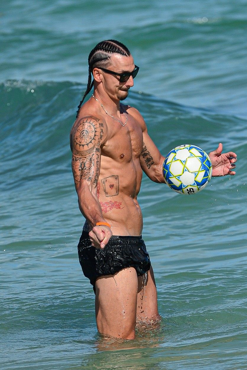 Sigur are 41 de ani?! Zlatan și-a etalat fizicul perfect la plajă, dar și un nou look _8