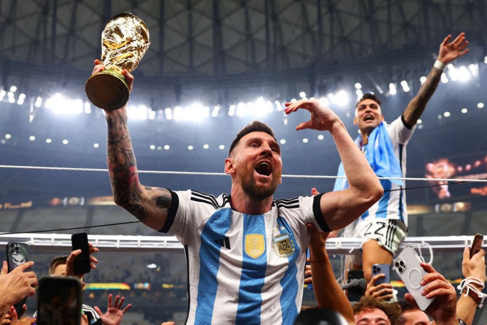 S-a pozat cu trofeul fals fără să știe. Detaliul din spatele fotografiei cu care Lionel Messi a doborât recordul pe Instagram _4