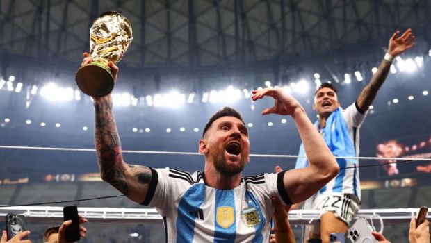 
	S-a pozat cu trofeul fals fără să știe. Detaliul din spatele fotografiei cu care Lionel Messi a doborât recordul pe Instagram&nbsp;
