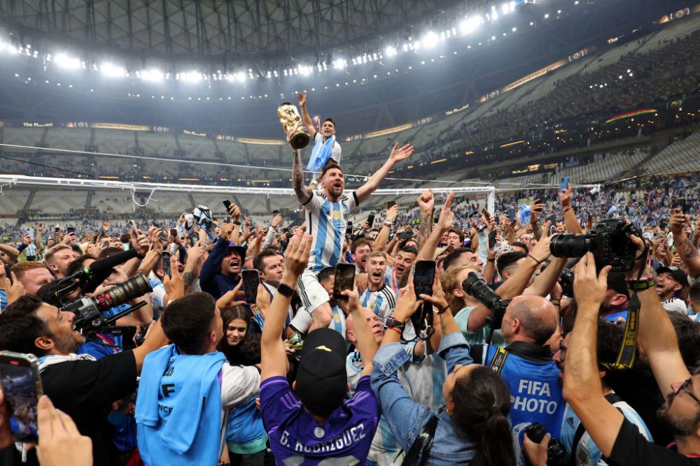 S-a pozat cu trofeul fals fără să știe. Detaliul din spatele fotografiei cu care Lionel Messi a doborât recordul pe Instagram _6