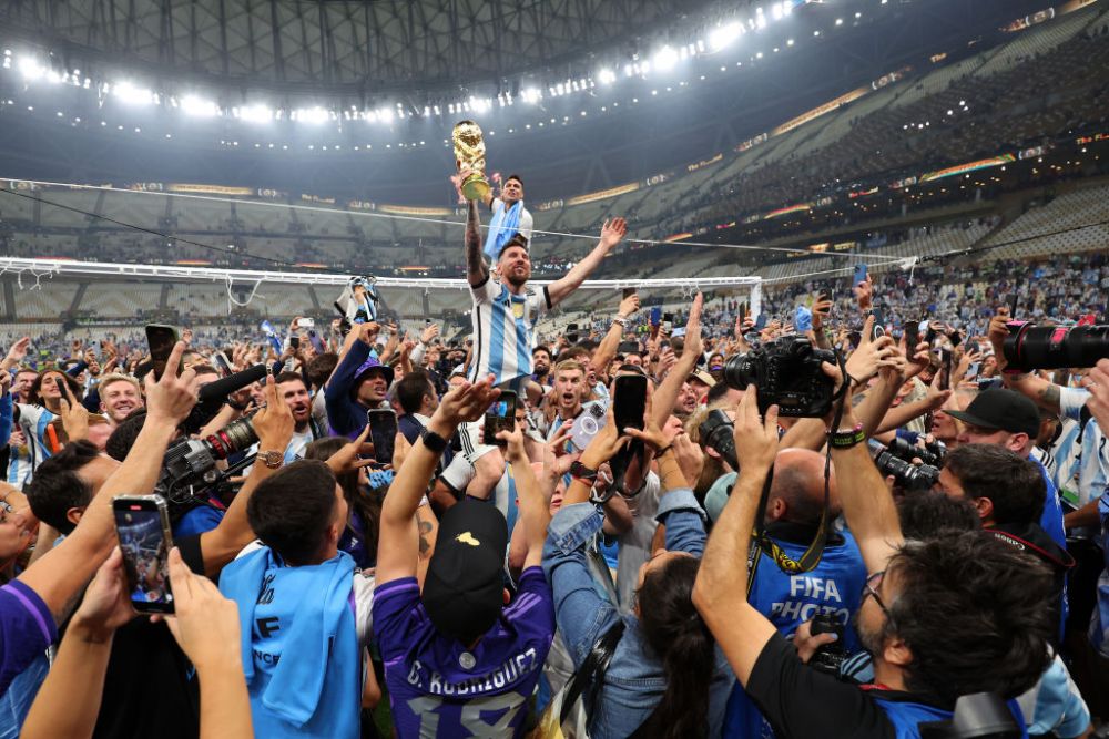 S-a pozat cu trofeul fals fără să știe. Detaliul din spatele fotografiei cu care Lionel Messi a doborât recordul pe Instagram _7