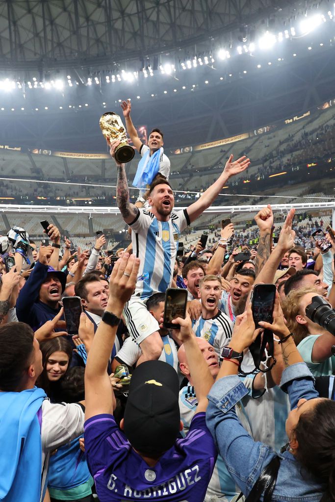 S-a pozat cu trofeul fals fără să știe. Detaliul din spatele fotografiei cu care Lionel Messi a doborât recordul pe Instagram _8
