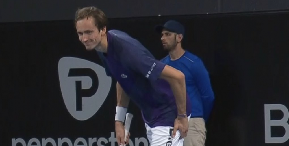 Tensiune în ATP: Medvedev l-a ironizat pe Djokovic, care a câștigat, deși a acuzat o accidentare_2