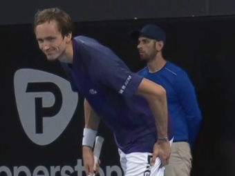 
	Tensiune în ATP: Medvedev l-a ironizat pe Djokovic, care a câștigat, deși a acuzat o accidentare
