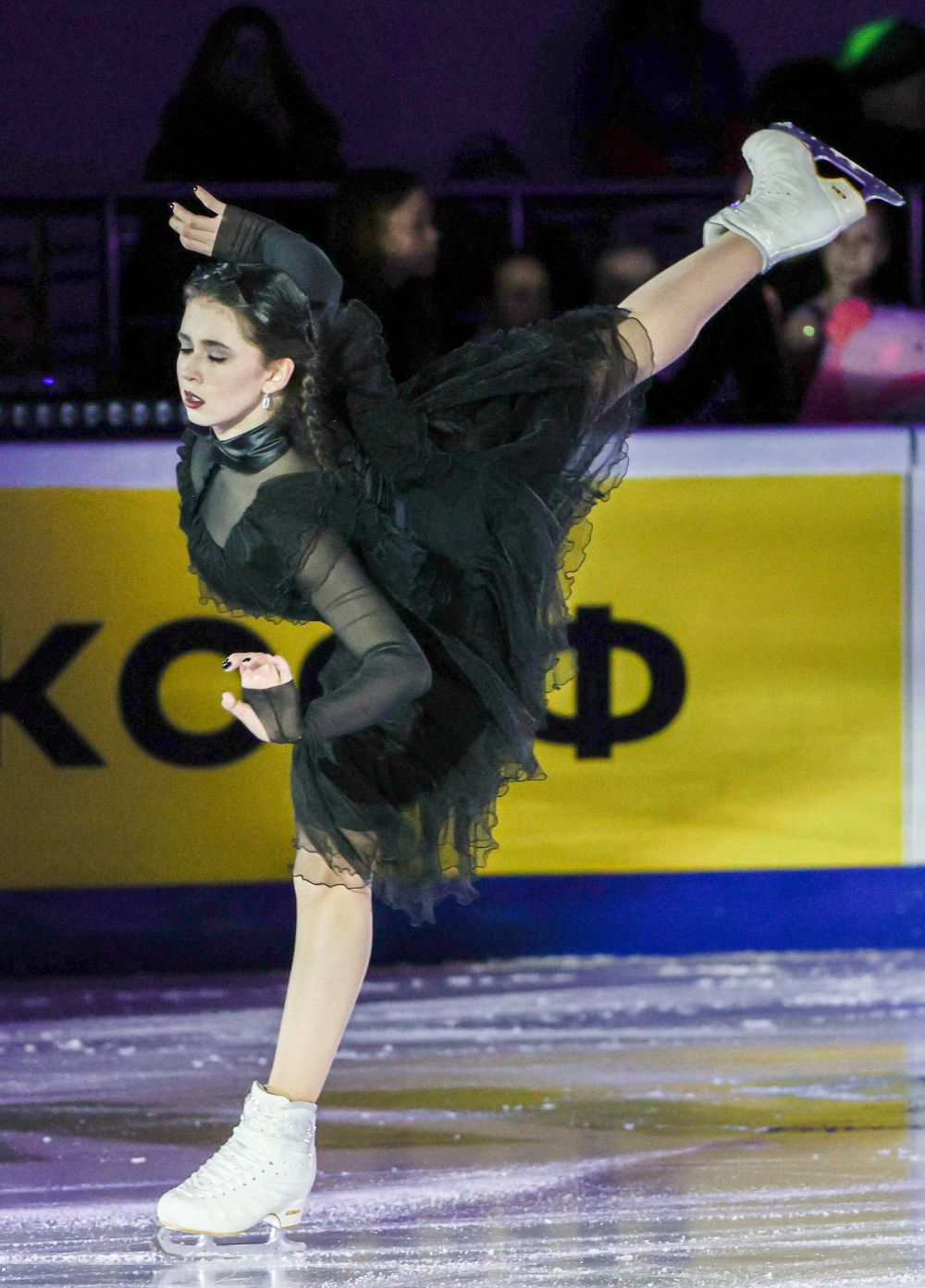 Copilul de aur al patinajului, număr spectaculos din serialul momentului! Preferata lui Vladimir Putin s-a costumat în Wednesday Addams și a făcut show_11