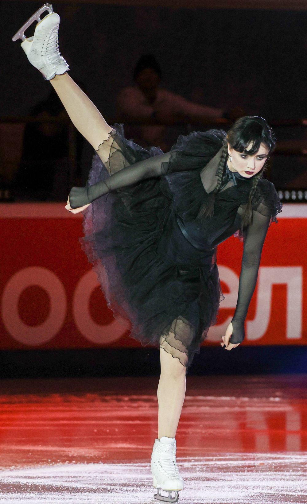 Copilul de aur al patinajului, număr spectaculos din serialul momentului! Preferata lui Vladimir Putin s-a costumat în Wednesday Addams și a făcut show_14