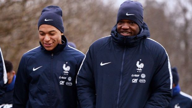 
	După Hugo Lloris, și Steve Mandanda se retrage din naționala Franței! Ce opțiuni are Didier Deschamps pentru postul de portar
